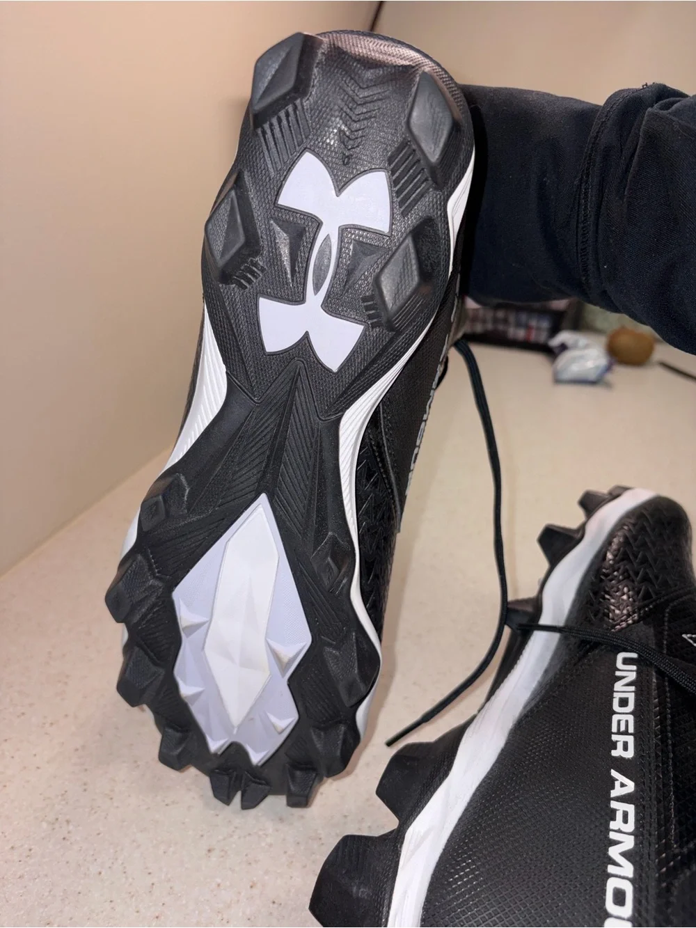 Under Armour Men’s Black Athletic Football Cleats, new